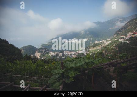 Vista da Ravello sulla Costiera Amalfitana, Italia Foto Stock