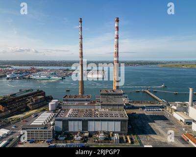 Una splendida vista aerea delle torri Poolbeg nel porto di Dublino in una splendida giornata estiva di sole Foto Stock