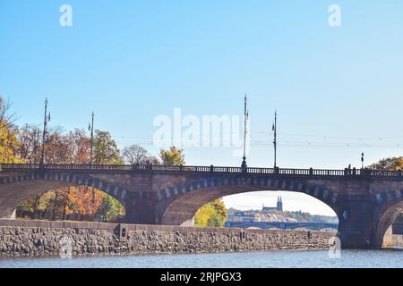 Veduta di Vysehrad, ponti e fiume a Praga nell'autunno II, Repubblica Ceca Foto Stock