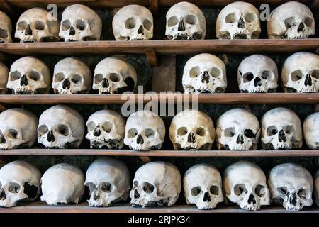 Una collezione di antichi scudi e ossa umani nella cripta della chiesa di San Leonardo a Hythe Foto Stock
