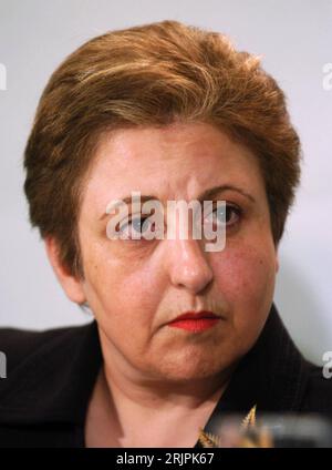 Friedensnobelpreisträgerin Shirin Ebadi (IRI) stellt im Kulturkaufhaus Dussmann a Berlino ihr neues Buch - Mein Iran - vor - PUBLICATIONxNOTxINxCHN Premio Nobel per la pace Shirin Ebadi IRI , nel grande magazzino di Cultura Dussmann a Berlino il suo nuovo libro Mine Iran Before PUBLICATIONXINXCHN Foto Stock