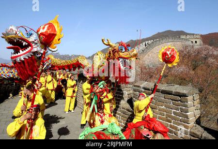 Bildnummer: 51207726 Datum: 15.04.2006 Copyright: imago/Xinhua Chinesen in traditionellen Kostümen feiern mit dem Drachentanz die Eröffnung des Kulturfestes auf der Chinesischen Mauer bei Mutianyu - Peking PUBLICATIONxNOTxINxCHN, Personen; 2006, Pechino, traditionelle Feste , la grande Muraglia, Große, Chinesische, Cinese, Chinesen, Einheimischer, Einheimische, Land, Leute, Drachentanz, Drachentänze, Drachen, Drache, Drachenfigur, Drachenfiguren, Figur, Figuren, Weltkulturerbe, Eröffnung, Kulturfest, Kulturfeste; , quer, Kbdig, totale, Tanz, Kunst, Cina, Foto Stock