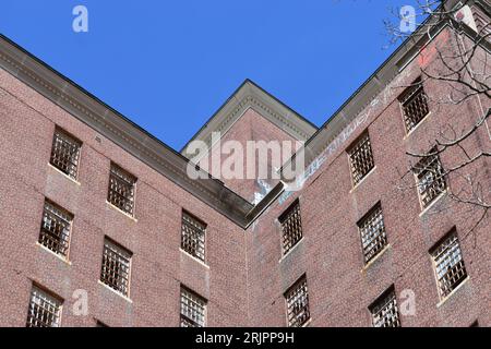 Un alto edificio con finestre multiple dal design simmetrico Foto Stock