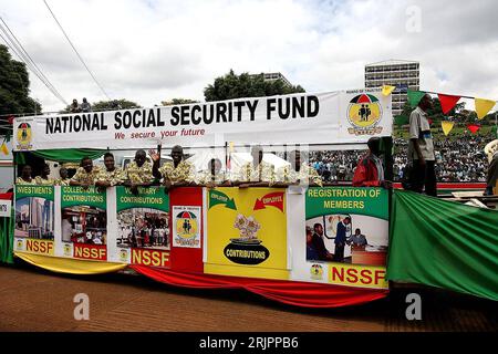 Bildnummer: 51219976 Datum: 01.05.2006 Copyright: imago/Xinhua National Social Security Fund - Banner eines Wagens während der Parade zum Tag der Arbeit in Nairobi - PUBLICATIONxNOTxINxCHN, Personen , Objekte; 2006, Nairobi, Straßenfeste , Maifeiertag, We Secure Your Future, NSSF, registrazione dei membri, Schriftzug, Lande, Leute, Einheimische, Einheimischer, Mann, Männer, Kenianer,; , quer, Kbdig, Einzelbild, Kenia, Paraden, Wagen Foto Stock