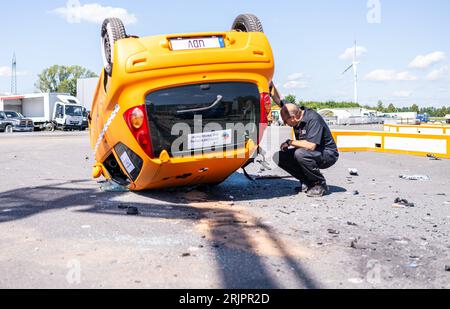 23 agosto 2023, Renania settentrionale-Vestfalia, Münster: In un crash test condotto dall'Insurers Accident Research (UDV) su conducenti di veicoli non corretti, una delle due autovetture che hanno causato un incidente frontale a 100 km/h si trova sul sito di test. Lo studio mostra chi sono i conducenti sbagliati, quali sono le cause e quale ruolo svolgono la malattia o l'alcol. Il capo Brockmann usa un crash test per presentare la forza con cui due auto che viaggiano a 100 chilometri all'ora si scontrano frontalmente. Foto: Guido Kirchner/dpa Foto Stock