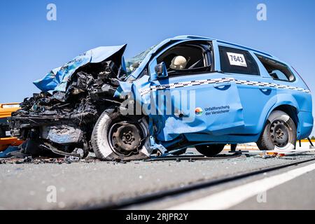 23 agosto 2023, Renania settentrionale-Vestfalia, Münster: In un crash test condotto dall'Insurers Accident Research (UDV) su conducenti di veicoli non corretti, una delle due autovetture che hanno causato un incidente frontale a 100 km/h si trova sul sito di test. Lo studio mostra chi sono i conducenti sbagliati, quali sono le cause e quale ruolo svolgono la malattia o l'alcol. Il capo Brockmann usa un crash test per presentare la forza con cui due auto che viaggiano a 100 chilometri all'ora si scontrano frontalmente. Foto: Guido Kirchner/dpa Foto Stock