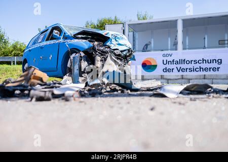 23 agosto 2023, Renania settentrionale-Vestfalia, Münster: In un crash test condotto dall'Insurers Accident Research (UDV) su conducenti di veicoli non corretti, una delle due autovetture che hanno causato un incidente frontale a 100 km/h si trova sul sito di test. Lo studio mostra chi sono i conducenti sbagliati, quali sono le cause e quale ruolo svolgono la malattia o l'alcol. Il capo Brockmann usa un crash test per presentare la forza con cui due auto che viaggiano a 100 chilometri all'ora si scontrano frontalmente. Foto: Guido Kirchner/dpa Foto Stock