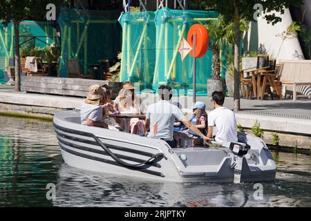 La gente si diverte a fare un giro in barca sul canale di Paddington Basin a Londra. Un incantesimo incantato per spazzare via il paese mercoledì potrebbe essere l'ultimo quest'anno, hanno detto i commentatori. Il MET Office prevede che le temperature raggiungano il picco alla fine degli anni '20 in alcune aree prima che il mercurio cada e il sole lasci il posto a condizioni più instabili durante i giorni festivi.Data immagine: Mercoledì 23 agosto 2023. Foto Stock
