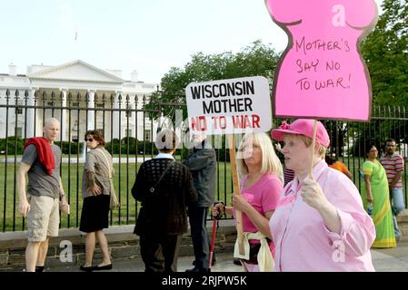 Bildnummer: 51239258 Datum: 13.05.2006 Copyright: imago/Xinhua Mothers Say No to War: Friedensdemonstrantinnen während einer Protestaktion anlässlich des Muttertages vor dem Weißen Haus in Washington DC - PUBLICATIONxNOTxINxCHN, Personen; 2006, Washington DC, D.C., protesta, Proteste, Demo, Demo, Demo, Demo, Demonstrationen, Demonstranten, Demonstrantin, Schriftzug, Muttertag, Protestaktionen, Friedensdemo, Friedensdemos, Friedensdemonstrationen, Weiße trasparente, trasparente, trasparente, Plakat, Plakate; , quer, Kbdig, , Vereinigte Staaten von Amerika, ,/ totale, weißes Foto Stock