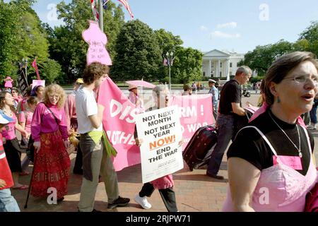 Bildnummer: 51239261 Datum: 13.05.2006 Copyright: imago/Xinhua Friedensdemonstrantinnen während einer Protestaktion anlässlich des Muttertages vor dem Weißen Haus a Washington DC - PUBLICATIONxNOTxINxCHN, Personen; 2006, Washington DC, D.C., protesta, Proteste, Demo, Demo, Demo, Demo, Demonstrationen, Demonstranten, Demonstrantin, Schriftzug, Muttertag, Protestaktionen, Friedensdemo, Friedensdemos, Friedensdemonstrationen, Weiße trasparente, trasparente, trasparente, Plakat, Plakate; , quer, Kbdig, , Vereinigte Staaten von Amerika, ,/ totale, weißes Foto Stock