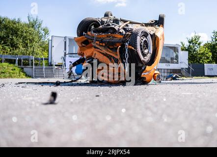 23 agosto 2023, Renania settentrionale-Vestfalia, Münster: In un crash test condotto dall'Insurers Accident Research (UDV) su conducenti di veicoli non corretti, una delle due autovetture che hanno causato un incidente frontale a 100 km/h si trova sul sito di test. Lo studio mostra chi sono i conducenti sbagliati, quali sono le cause e quale ruolo svolgono la malattia o l'alcol. Il capo Brockmann usa un crash test per presentare la forza con cui due auto che viaggiano a 100 chilometri all'ora si scontrano frontalmente. Foto: Guido Kirchner/dpa Foto Stock