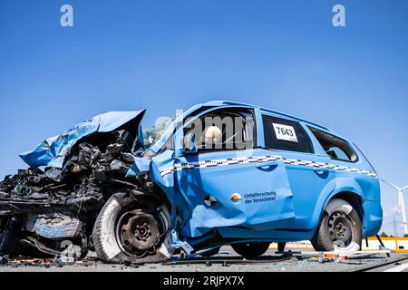 23 agosto 2023, Renania settentrionale-Vestfalia, Münster: In un crash test condotto dall'Insurers Accident Research (UDV) su conducenti di veicoli non corretti, una delle due autovetture che hanno causato un incidente frontale a 100 km/h si trova sul sito di test. Lo studio mostra chi sono i conducenti sbagliati, quali sono le cause e quale ruolo svolgono la malattia o l'alcol. Il capo Brockmann usa un crash test per presentare la forza con cui due auto che viaggiano a 100 chilometri all'ora si scontrano frontalmente. Foto: Guido Kirchner/dpa Foto Stock