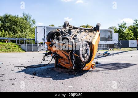 23 agosto 2023, Renania settentrionale-Vestfalia, Münster: In un crash test condotto dall'Insurers Accident Research (UDV) su conducenti di veicoli non corretti, una delle due autovetture che hanno causato un incidente frontale a 100 km/h si trova sul sito di test. Lo studio mostra chi sono i conducenti sbagliati, quali sono le cause e quale ruolo svolgono la malattia o l'alcol. Il capo Brockmann usa un crash test per presentare la forza con cui due auto che viaggiano a 100 chilometri all'ora si scontrano frontalmente. Foto: Guido Kirchner/dpa Foto Stock