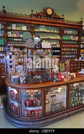 C R Clowes & Son Ltd, Victorian chemist shop interior, 4 Cavendish Circus, Buxton, High Peak, Derbyshire, INGHILTERRA, REGNO UNITO, SK17 6AX Foto Stock