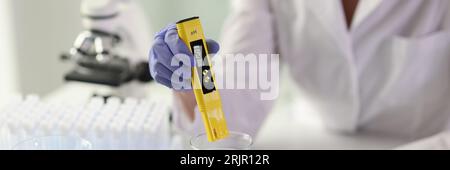 Primo piano di una scienziata femminile che effettua test in laboratorio. Foto Stock