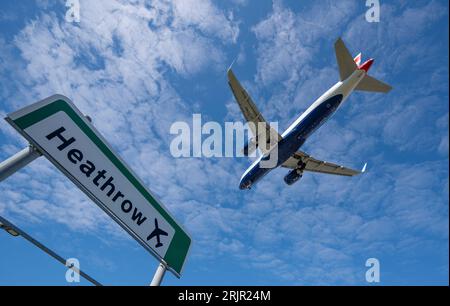 Heathrow, Londra, Regno Unito. 23 agosto 2023. Arrivi di aeromobili all'aeroporto di Londra Heathrow nell'estate 2023 Foto Stock