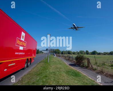 Heathrow, Londra, Regno Unito. 23 agosto 2023. Arrivi di aeromobili all'aeroporto di Londra Heathrow nell'estate 2023 Foto Stock