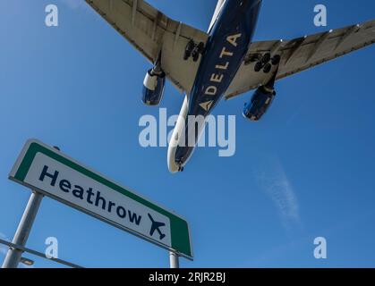 Heathrow, Londra, Regno Unito. 23 agosto 2023. Arrivi di aeromobili all'aeroporto di Londra Heathrow nell'estate 2023 Foto Stock