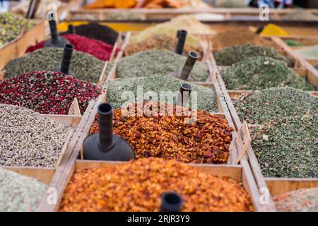 Una selezione di spezie ed erbe disponibili in vendita presso il mercato locale di Ortigia, nell'isola di Sicilia, Italia. Foto Stock