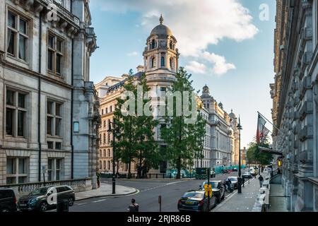 Eleganti edifici in Whitehall Place a Londra, Inghilterra, Regno Unito Foto Stock