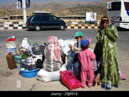 Bildnummer: 51337728 Datum: 16.07.2006 Copyright: imago/Xinhua Flucht vor dem Krieg! Libanesische Familie mit ihrem Hab und Gut sicher hinter dem Grenzkontrollpunkt auf syrischem Boden - PUBLICATIONxNOTxINxCHN, Personen; 2006, Syrien, Evakuierung, Evakuierungen, Nahostkonflikt, Politik, Libanesin, Libanese, Frau, Frauen, Kind, Kinder, Mädchen, Junge, Jungen, Folge, Folgen; , quer, Kbdig, Gruppenbild, Syrien, Gesellschaft Foto Stock