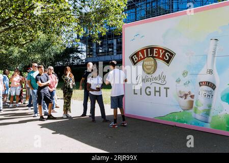 USO EDITORIALE SOLO i membri del pubblico all'evento pop-up "Press for the Unexpected" di Baileys, che offre campioni gratuiti dell'ultima uscita del marchio "Baileys Deliciously Light" e delle prelibatezze "Cake or Not" di Extreme Cake Makers, Londra. Data foto: Mercoledì 23 agosto 2023. Foto Stock