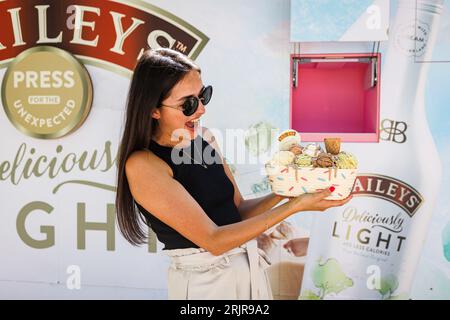 UTILIZZARE SOLO Nesli Aksu per l'evento pop-up "Press for the Unexpected" di Baileys, che offre campioni gratuiti dell'ultima pubblicazione del marchio "Baileys Deliciously Light" e delle prelibatezze "cake or not" di Extreme Cake Makers, Londra. Data foto: Mercoledì 23 agosto 2023. Foto Stock