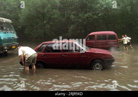 Bildnummer: 51347318 Datum: 11.07.2006 Copyright: imago/Xinhua Schwere Regenfälle und Überschwemmungen: Autofahrer bleiben mit ihren Fahrzeugen im Wasser stecken - Pechino - PUBLICATIONxNOTxINxCHN, Personen , kurios; 2006, Pechino, Einheimische, Überschwemmung, überschwemmt, Unwetter, Fahrzeug, Fahrzeuge, Regen, Überflutungen, überflutet, Überflutung, PKW,; , quer, Kbdig, totale, Cina, , Straße, Verkehr, Wetter; Aufnahmedatum geschätzt Foto Stock