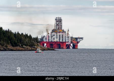 Un carro di perforazione in acque profonde ormeggiato vicino alla costa a Terranova e Labrador, Canada Foto Stock