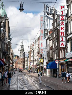 Vista della torre Munttoren su Muntplein, presa da Rembrandtplein. Foto Stock