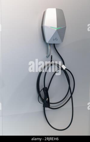 Punto di ricarica per veicoli elettrici domestici montato a parete con spazio per le copie Foto Stock