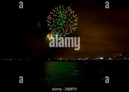 Una splendida vista dei colorati fuochi d'artificio sul lago Michigan vicino a Chicago, Illinois, nel cielo notturno Foto Stock