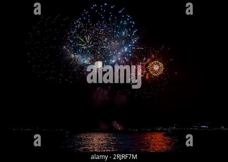 Una splendida vista dei colorati fuochi d'artificio sul lago Michigan vicino a Chicago, Illinois, nel cielo notturno Foto Stock