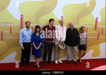 Bildnummer: 51408724 Datum: 30.08.2006 Copyright: imago/Xinhua V.l.n.r.: Schauspieler Aaron Eckhart (USA), Schauspielerin mia Kirshner (CAN), Schauspieler Josh Hartnett (USA), Schriftsteller James Ellroy (USA), Regisseur Brian De Palma (USA) e Schauspielerin Scarlett Johansson (USA) während Black Film - Presshmins - Raahimen 63. Filmfestspiele in Venedig PUBLICATIONxNOTxINxCHN, Personen , Optimistisch; 2006, Venedig, Schauspieler, Pressetermin , Internationale Filmfestspiele, Filmfestival, lächeln, Literatur, Autor, DePalma; , quer, Kbdig, Gruppenbild, Film, K. Foto Stock