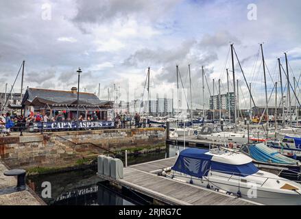 Famoso caffè all'aperto sul porto di Plymouth Sutton, nel bacino interno, Cap;N Jaspers da decenni dà da mangiare a residenti e visitatori con panini caldi, caffè a Foto Stock