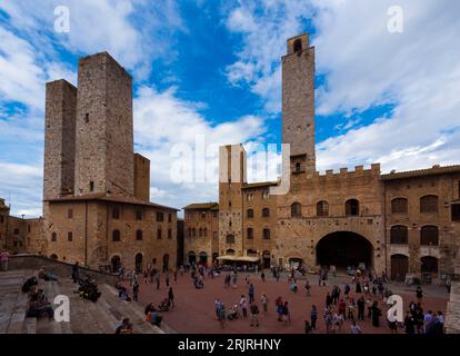 San Gimignano - 18 settembre: Piazza duomo il 18 settembre 2016 a San Gimignano. piazza duomo e le torri di San Gimignano Foto Stock