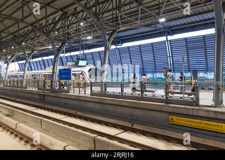 Bangkok, Thailandia - 8 agosto 2023: Lato interno del collegamento aeroportuale della stazione ferroviaria di Huamak a Bangkok Foto Stock