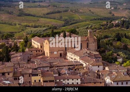 Chiesa di Sant'Agostino con paesaggio di San Gimignano, vista dalla torre più alta Torre grosso Tuscany, Italia, Europa Foto Stock