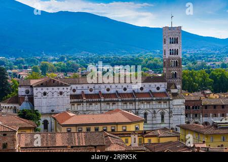 Nave laterale e campanile del Duomo di San Martino a Lucca sullo sfondo le montagne Lucca, Toscana, Italia Foto Stock