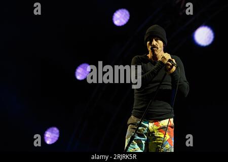 Anthony Kiedis dei Red Hot Chili Peppers durante una performance dal vivo al Leeds Festival 2016 a Leeds, in Inghilterra. I Red Hot Chili Peppers sono stati il gruppo principale nell'ultimo giorno del festival. Foto Stock