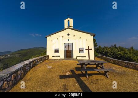 The cappella Oratorio di Santa Croce in Castellare above the village San Giovanni alla vena along the river Arno Stock Photo