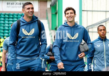 Il portiere dell'Aston Villa Emiliano Martinez (a sinistra) e Paul Torres arrivano allo stadio davanti alla prima tappa della UEFA Europa Conference League giocano a Easter Road, Edimburgo. Data foto: Mercoledì 23 agosto 2023. Foto Stock