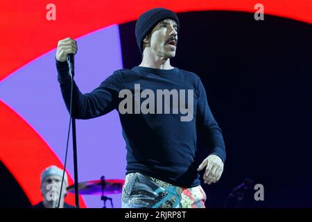 Anthony Kiedis dei Red Hot Chili Peppers durante una performance dal vivo al Leeds Festival 2016 a Leeds, in Inghilterra. I Red Hot Chili Peppers sono stati il gruppo principale nell'ultimo giorno del festival. Foto Stock