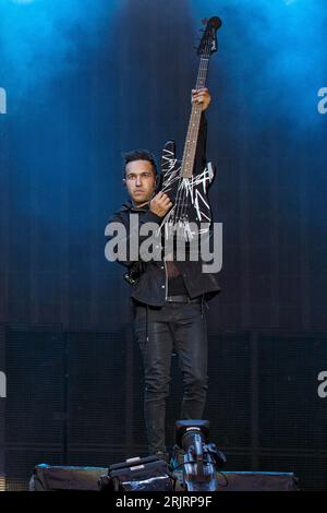 Pete Wentz, bassista dei Fall Out Boy, dal vivo sul palco del Leeds Festival 2016. Foto Stock