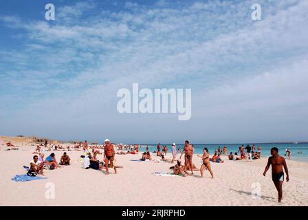 Bildnummer: 51476628 Datum: 02.10.2006 Copyright: imago/Xinhua Urlauber am Badestrand am Roten Meer bei Hurghada - PUBLICATIONxNOTxINxCHN, Personen , Landschaft; 2006, Hurghada, Rotes Meer, Mann, Männer, Badestrände, Strand, Strände, Sandstrand, Sandstrände, Badeurlaub, Urlaub; , quer, Kbdig, totale, Meer, Küste, Ägypten, , , Foto Stock