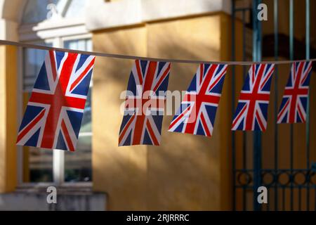 Garland of Union Jack bandiera per celebrare la Festa della Vittoria in Europa nel Regno Unito. Foto Stock