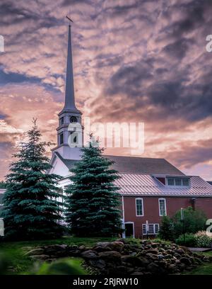 Una verticale della Stowe Community Church nel Vermont, New England, in un giorno nuvoloso Foto Stock