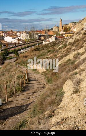 Una verticale del villaggio di Arguedas e delle grotte di Arguedas, in Spagna Foto Stock