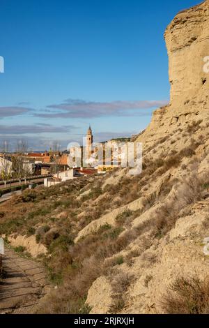 Una verticale del villaggio di Arguedas e delle grotte di Arguedas, in Spagna Foto Stock