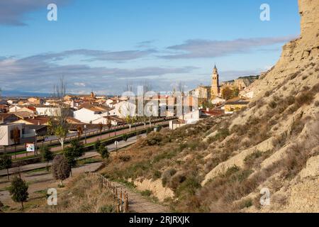 Una vista panoramica del villaggio di Arguedas e delle grotte di Arguedas, in Spagna Foto Stock